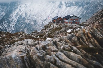 A breathtaking view of snow-capped mountains in Himachal Pradesh during winter